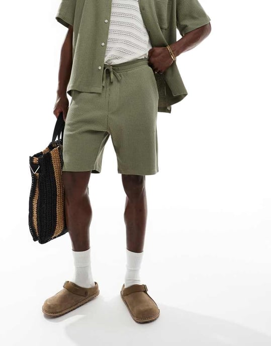 Utvalda co-ord våffelshorts i khaki - Image 2
