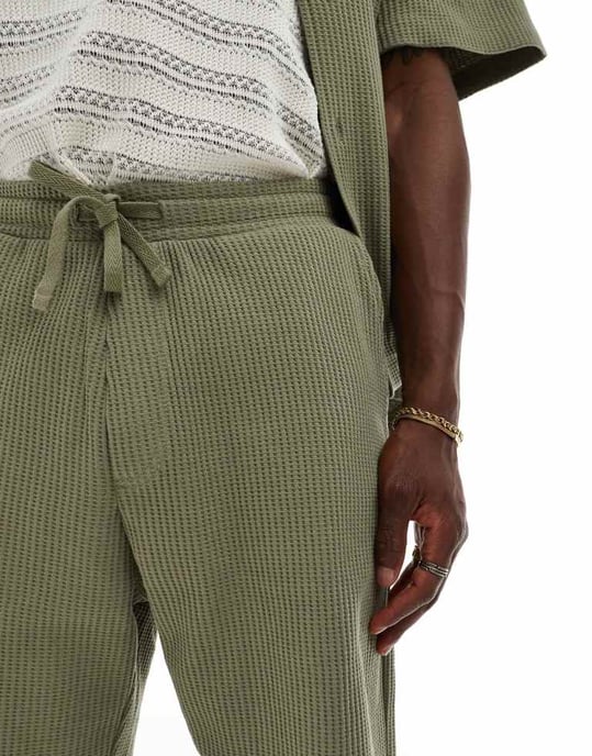 Utvalda co-ord våffelshorts i khaki - Image 4