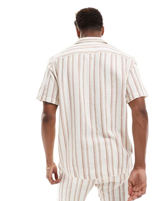 Utvald co-ord oversized skjorta med omvänd krage i strukturerad off-white rand. - Image 2