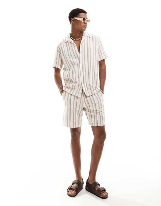 Utvald co-ord oversized skjorta med omvänd krage i strukturerad off-white rand. - Image 3