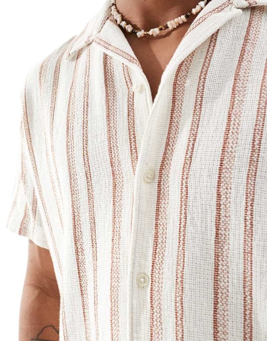 Utvald co-ord oversized skjorta med omvänd krage i strukturerad off-white rand. - Image 4