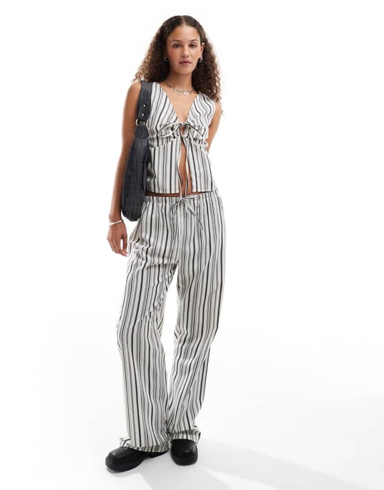 COLLUSION randig vävd look smockad tanktop med knyt sida - MULTI - Image 3