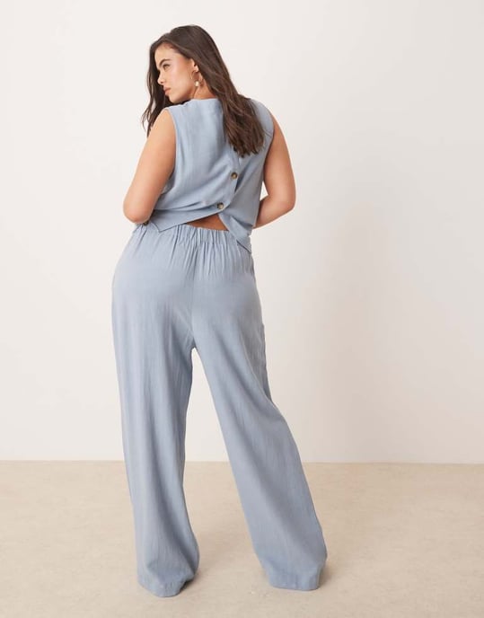 ASOS DESIGN Curve pleat front wide leg trousers with linen co-ord in blue - Image 4