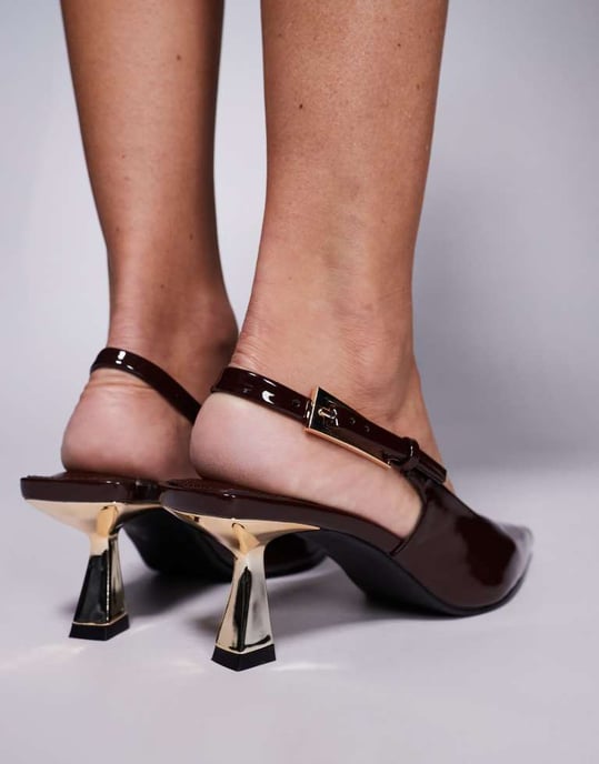 Simmi London Juni spetssko slingback kitten heels i brunt lackläder - Image 3