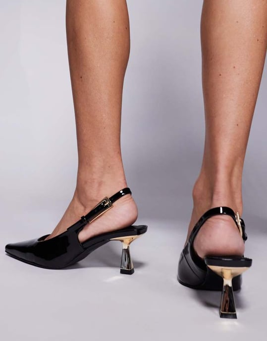 Simmi London Juni spetsig slingback kittenklack i svart lackläder - Image 2