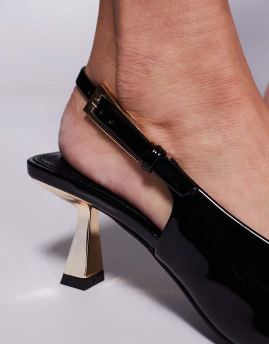 Simmi London Juni spetsig slingback kittenklack i svart lackläder - Image 3