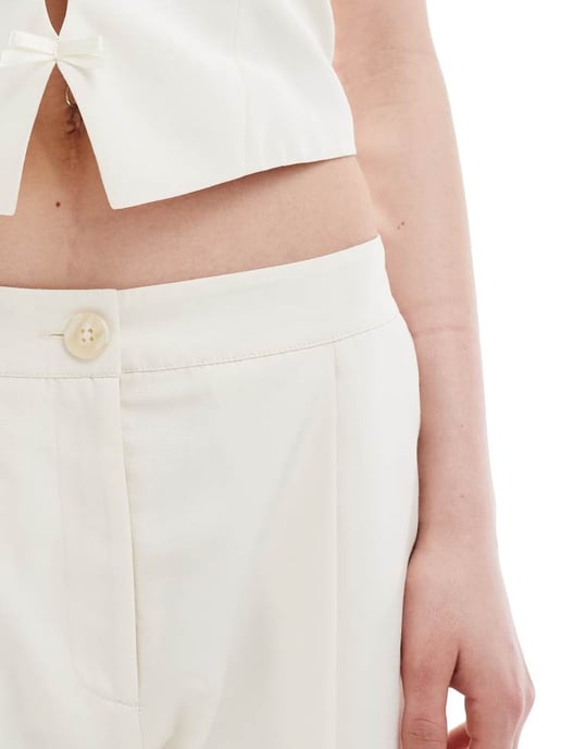Återvunna vintage capri-byxor med rosetter i vit co-ord - Image 4