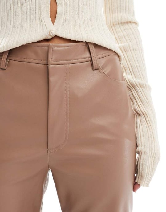 ASOS DESIGN fusk läder raka byxor i mocha - Image 2