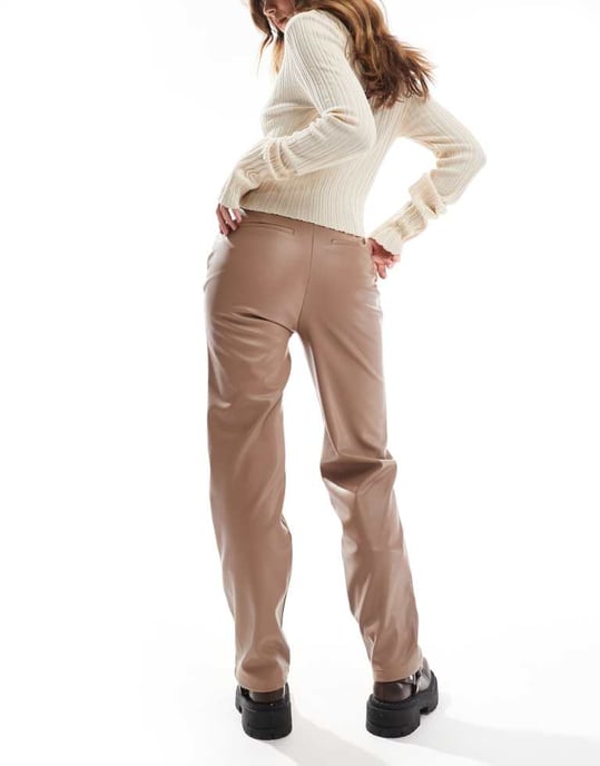 ASOS DESIGN fusk läder raka byxor i mocha - Image 3