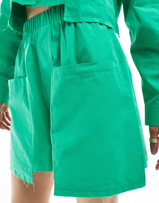 ASOS DESIGN kortbyxa med fällficka i grön - Image 3
