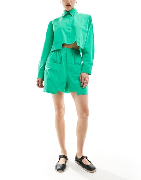 ASOS DESIGN kortbyxa med fällficka i grön - Image 4