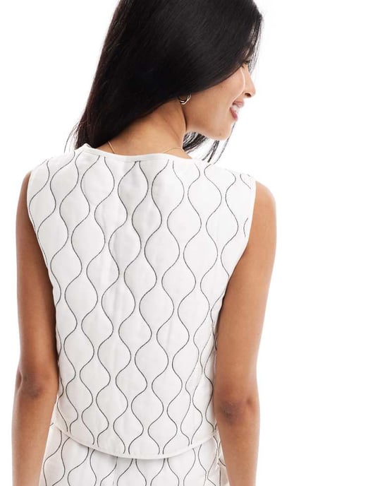 ASOS DESIGN topp med knytframsida och quiltad broderad set i vitt - Image 4