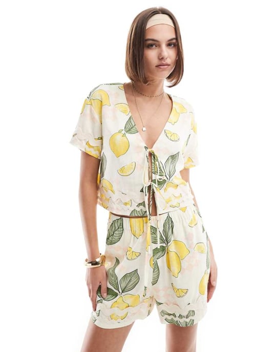 ASOS DESIGN topp med knytframsida och rak trim i citrontryck - Image 1