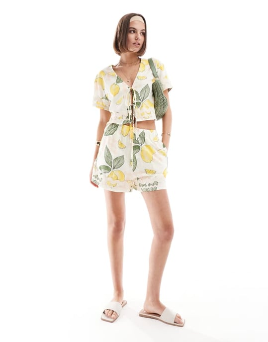ASOS DESIGN topp med knytframsida och rak trim i citrontryck - Image 2