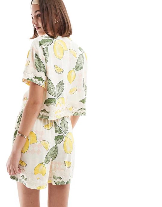 ASOS DESIGN topp med knytframsida och rak trim i citrontryck - Image 4