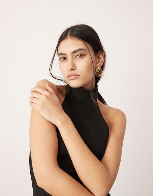 ASOS EDITION halterneck maxiklänning med drop waist i kontrasttyg i svart - Image 3