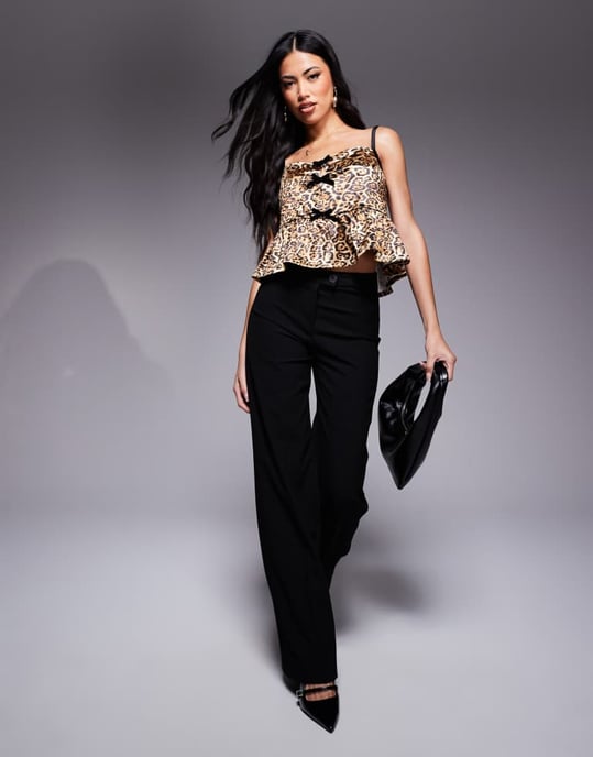ASOS DESIGN sammetssnörning fyrkantig halslinne i leopardmönstrad satin - Image 3