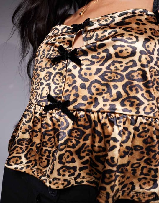 ASOS DESIGN sammetssnörning fyrkantig halslinne i leopardmönstrad satin - Image 4