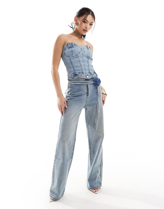 Simmi denim strukturerad sweetheart-hals korsett topp med corsage choker-koord i ljusblå tvätt - Image 3