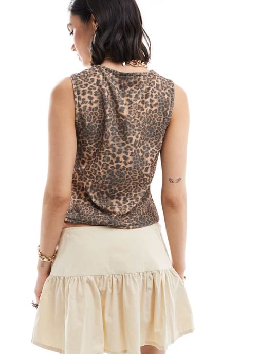 ASOS DESIGN texturerad väst med knyt framtill i djurmönster - Image 4