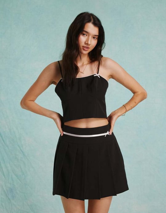 Miss Selfridge veckad minikjol med rosett detalj i svart - Image 1