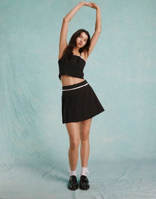 Miss Selfridge veckad minikjol med rosett detalj i svart - Image 3