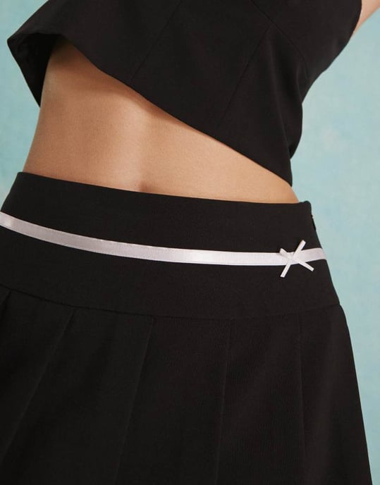 Miss Selfridge veckad minikjol med rosett detalj i svart - Image 4