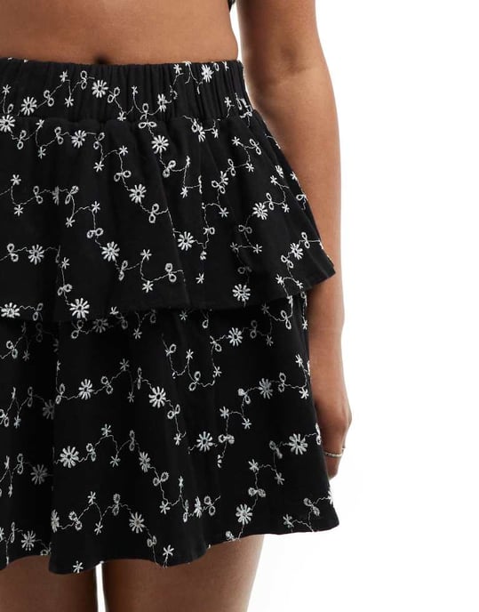 ASOS DESIGN broderad rara minikjol i svart - Image 4