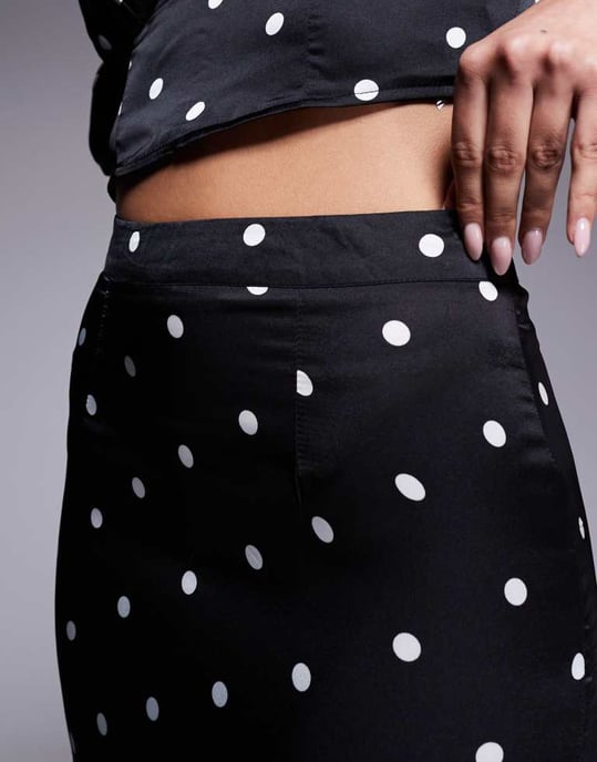 Kaiia exclusive bodycon satin maxi skirt co-ord in black polka dot - Image 4