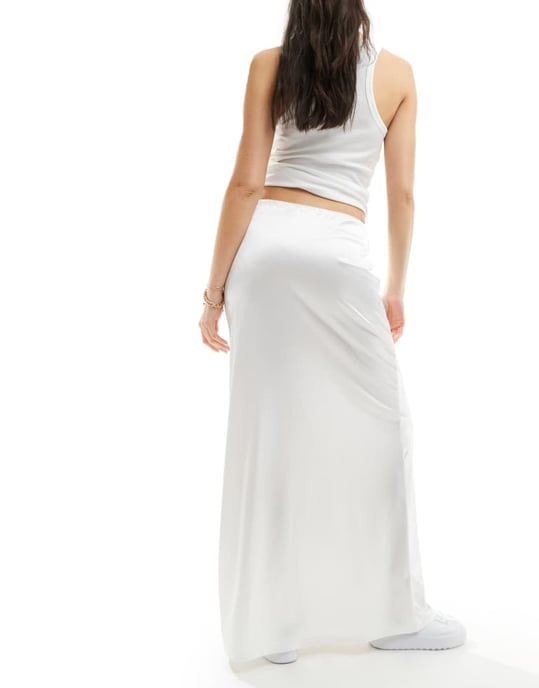 ASOS DESIGN satin twill ruched midja maxikjol i elfenben - Image 2