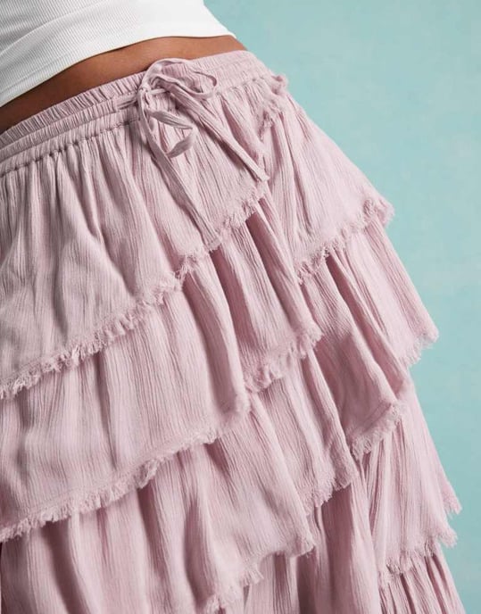 Miss Selfridge texturerad asymmetrisk lagerad maxikjol med franskant i lila - Image 2