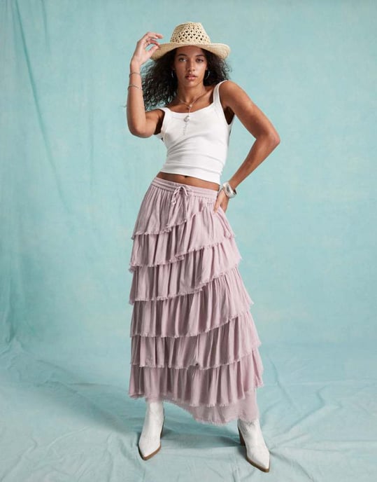 Miss Selfridge texturerad asymmetrisk lagerad maxikjol med franskant i lila - Image 3