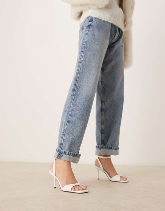 ASOS DESIGN Vid passform Hål-liknande knappt där klacksandaler i vitt - Image 2