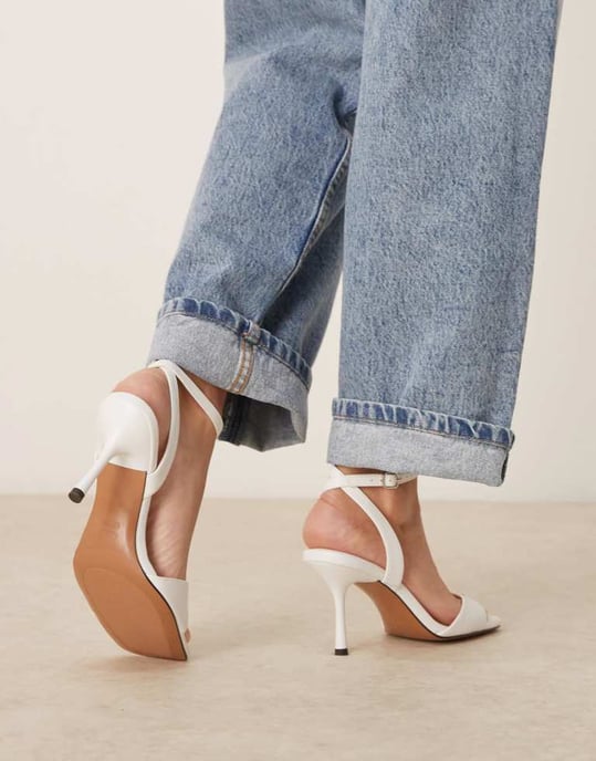 ASOS DESIGN Vid passform Hål-liknande knappt där klacksandaler i vitt - Image 3