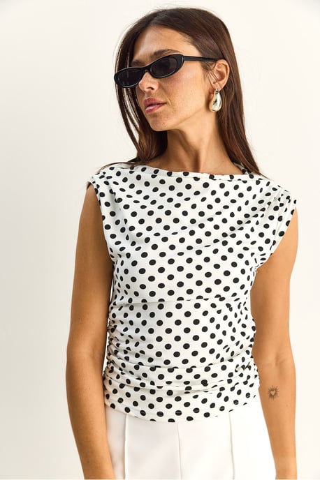 Aangepaste Coltrui Blouse met Bolletjesprint - Image 3