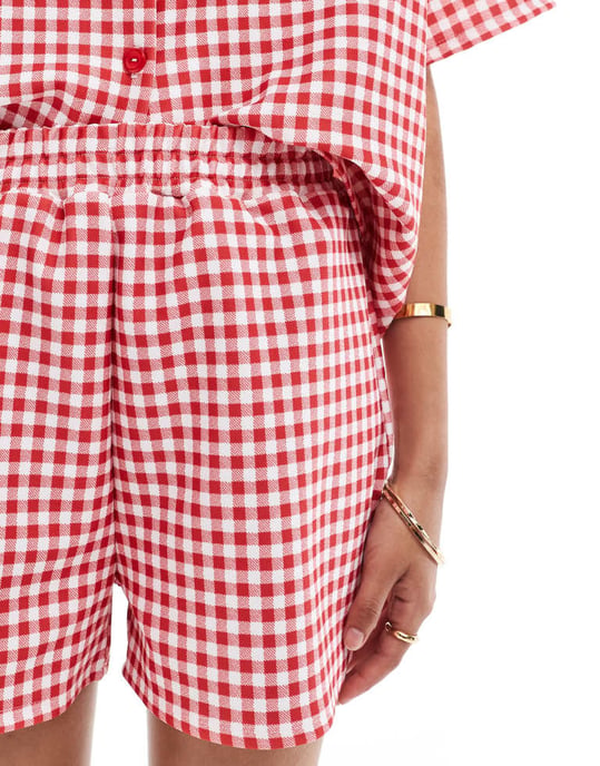 ASOS DESIGN långlinjiga shorts set i röd rutig print - Image 4