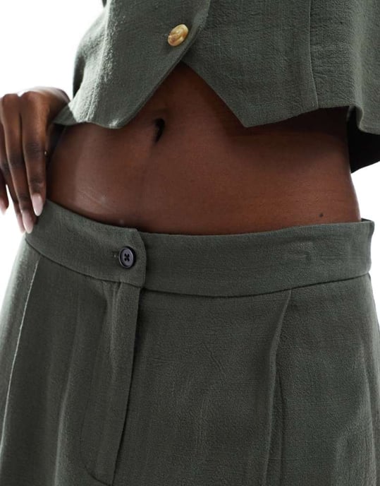 In The Style linne skräddarsydd kort set i khaki - Image 3