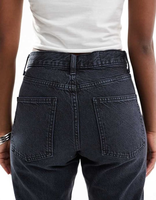 ASOS DESIGN mid rise straight jeans in blue black - Image 4
