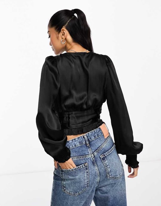 Miss Selfridge V-ringad blus med krok och öga i metallisk satin - Image 2