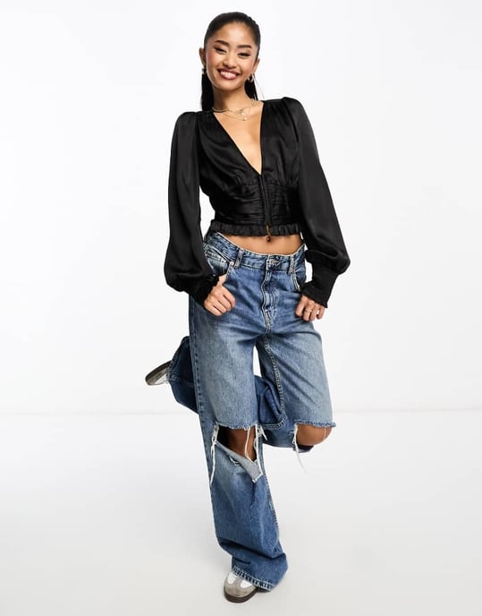 Miss Selfridge V-ringad blus med krok och öga i metallisk satin - Image 4