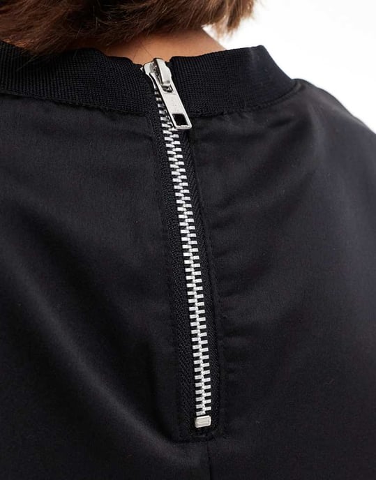 ASOS DESIGN satin T-shirt med ribbad halsringning i svart - Image 4