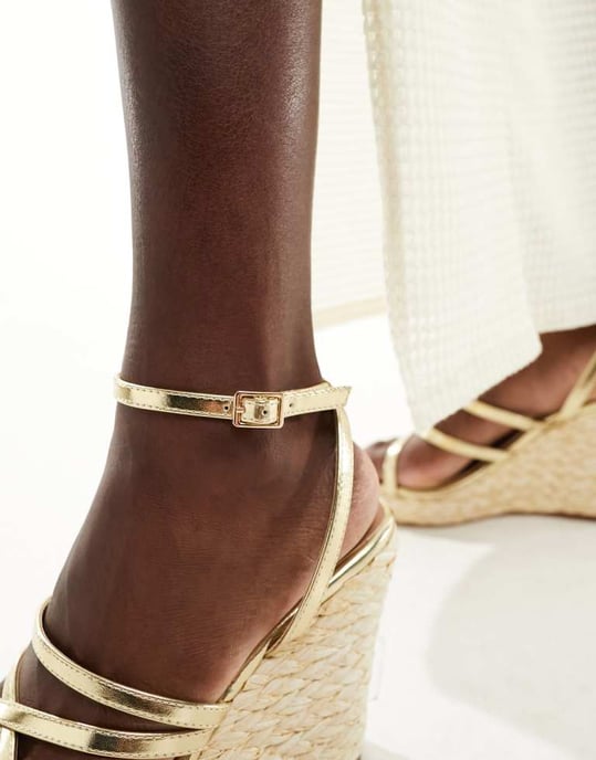 French Connection kilklackade sandaler med remmar i guld - Image 4