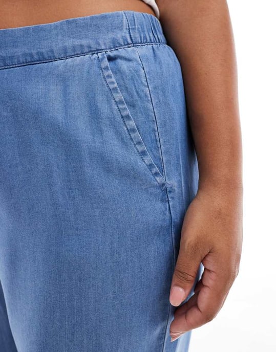 Vero Moda Curve cropped chambray trousers in medium blue - Image 2