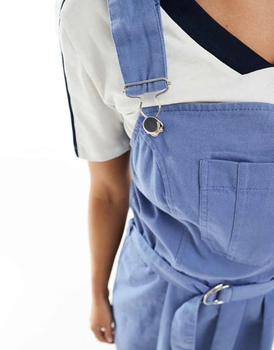 ASOS DESIGN hängselklänning med boxplisserad skorts i dämpad blå - Image 2