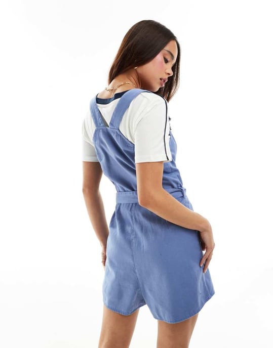 ASOS DESIGN hängselklänning med boxplisserad skorts i dämpad blå - Image 3
