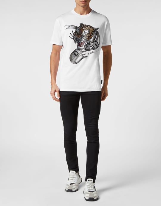T-shirt med rund halsringning och tatuering - Image 3