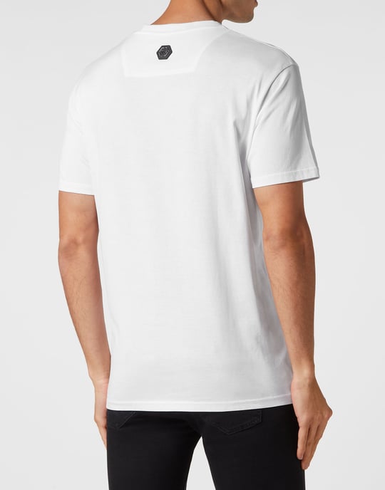 T-shirt med rund halsringning och tatuering - Image 4