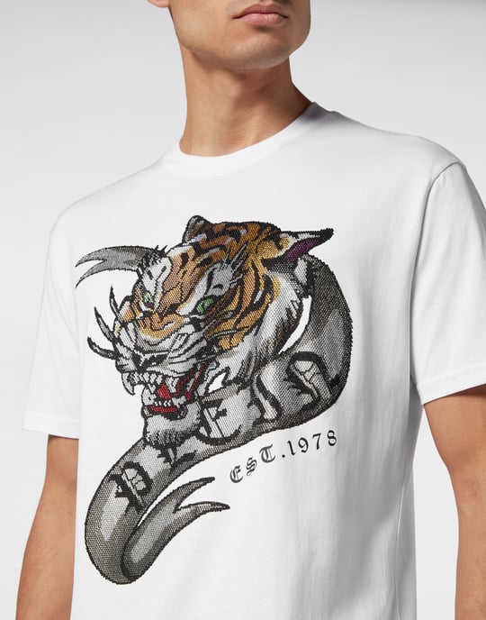 T-shirt med rund halsringning och tatuering - Image 5