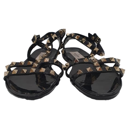 Valentino Garavani Rockstud T-Strap Platte Sandalen in Zwart Rubber - Image 2