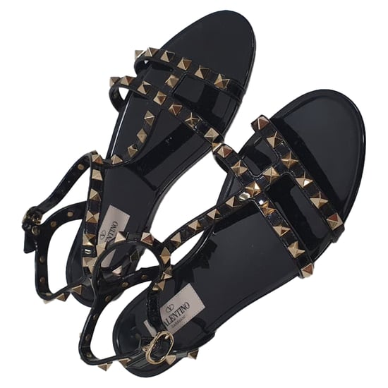 Valentino Garavani Rockstud T-Strap Platte Sandalen in Zwart Rubber - Image 6
